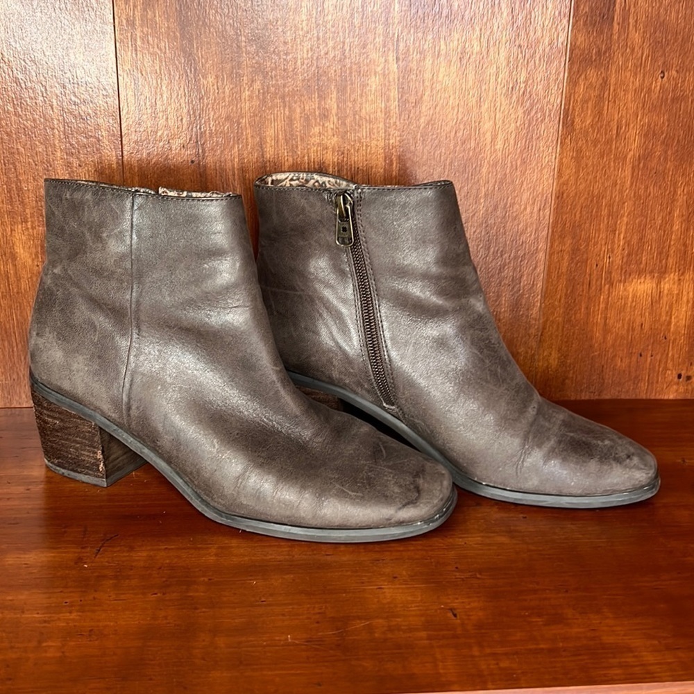 LUCKY BRAND TAUPE BOOTIES Size 7.5
